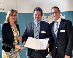 Jörg Stech (Managing Director Operations & Administration) und Ralph Bauer (Leiter Produktion) nahmen die Auszeichnung entgegen